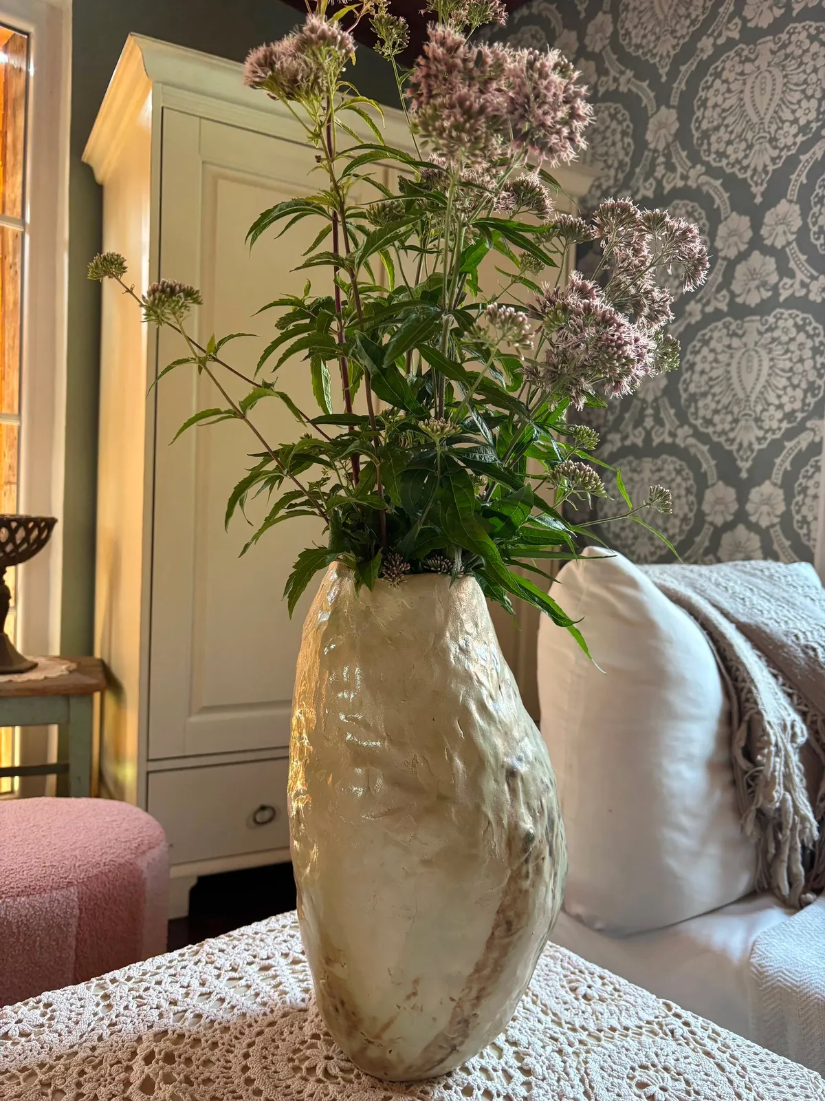Große handgetöpferte Vase mit Blumen